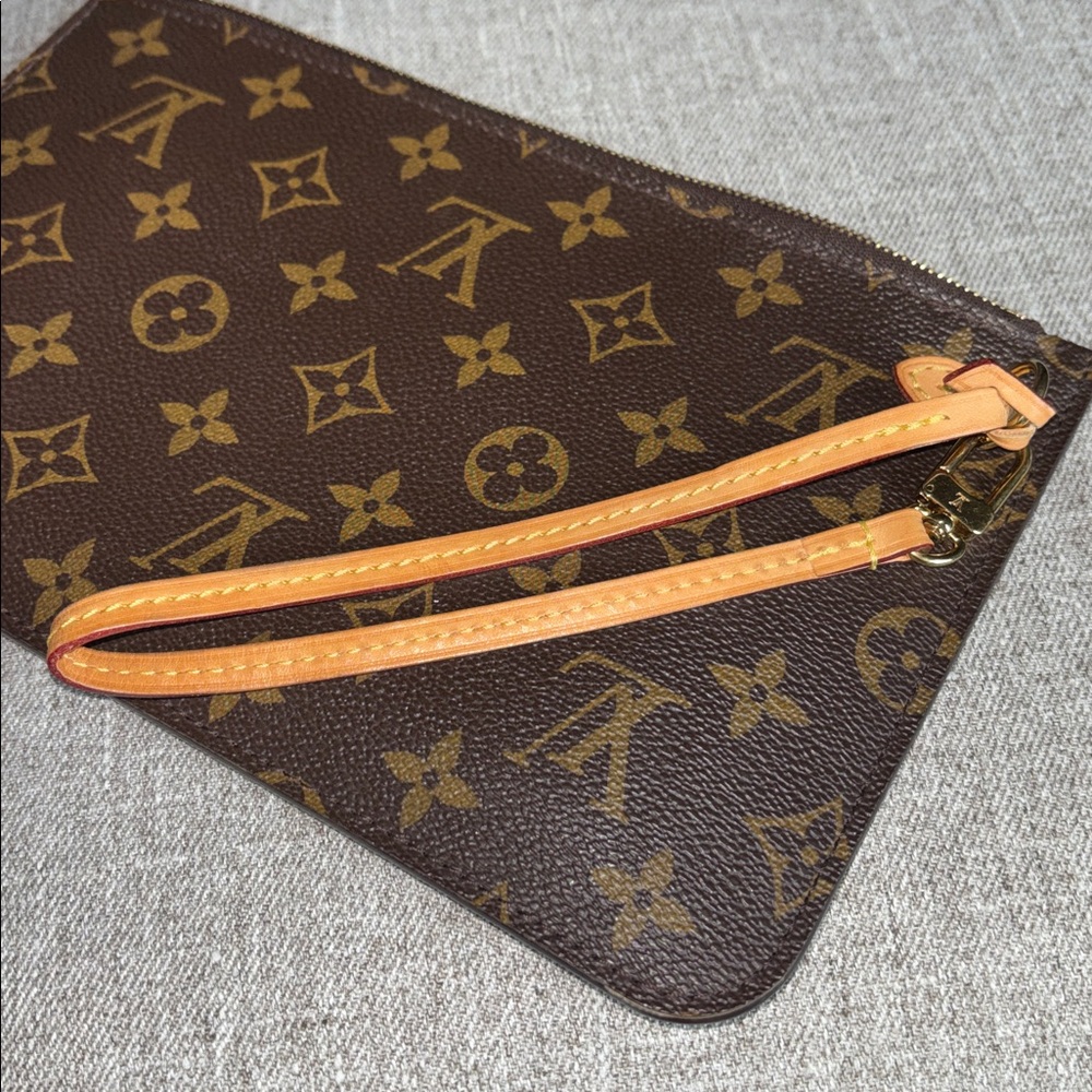 Louis Vuitton pouch - Picture 11 of 12